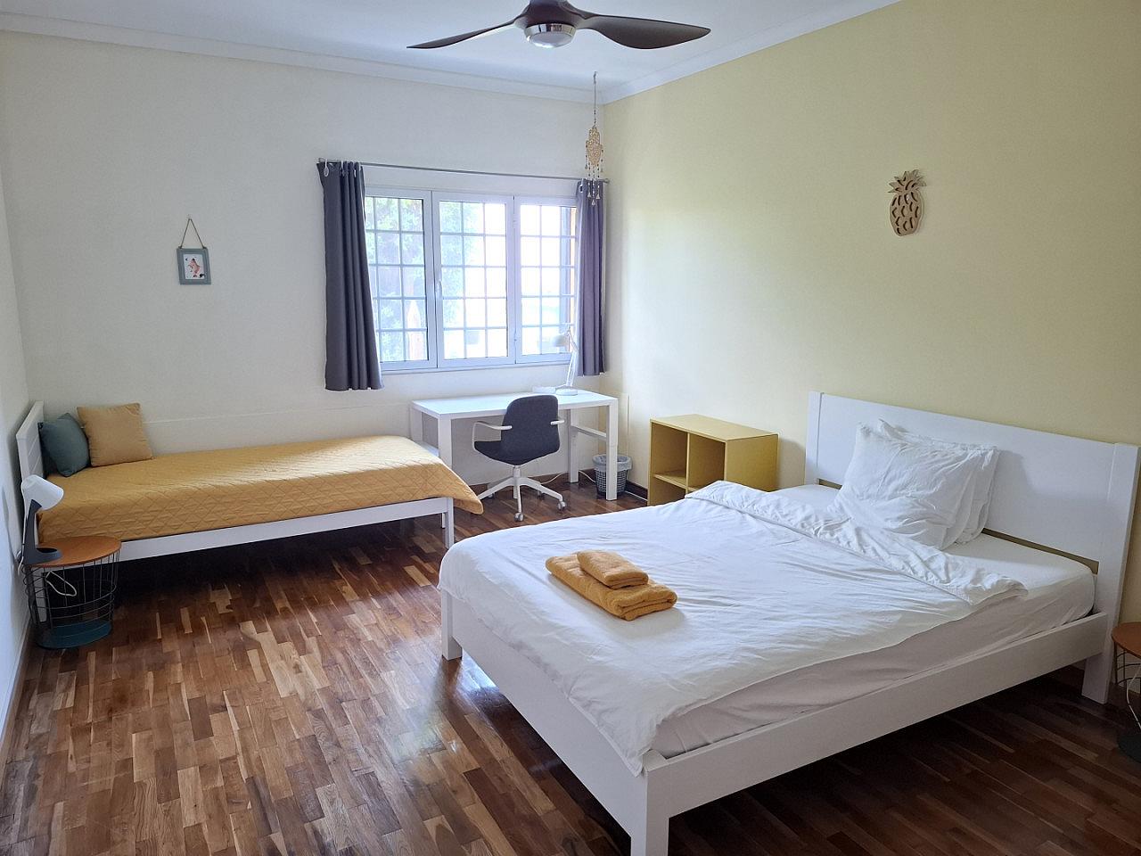 Private Double - Pineapple Room - 17