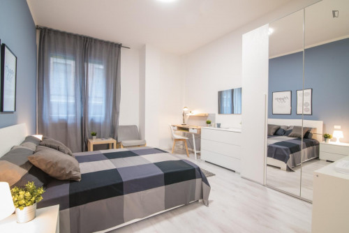 Snug double bedroom close to Giardini Salvi