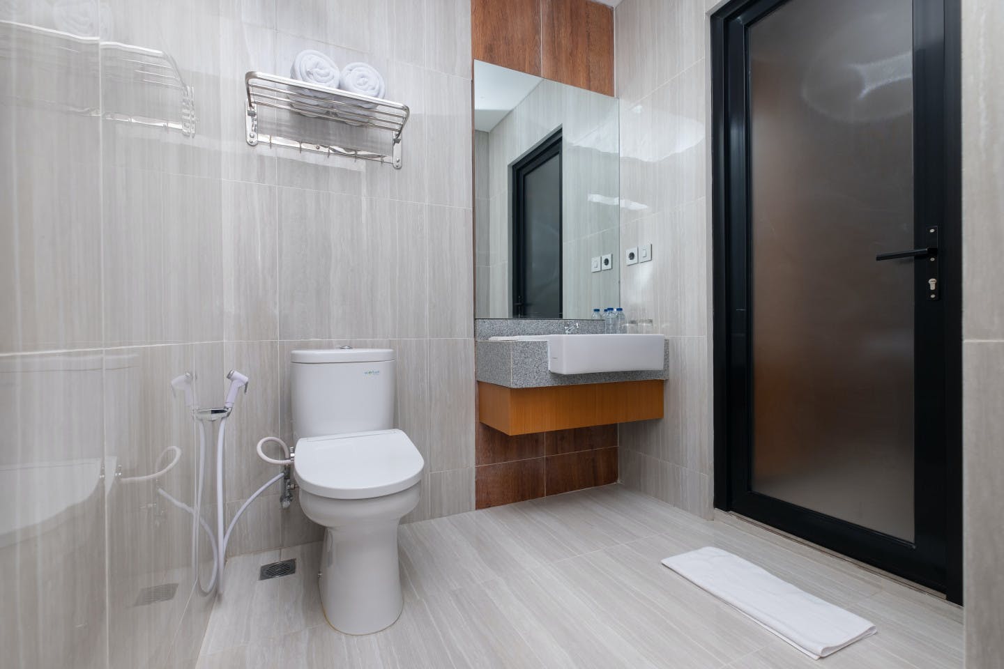 Deluxe Room - Modern Coliving Oasis for Nomads in Vibrant Denpasar, Bali - Gallery - 1