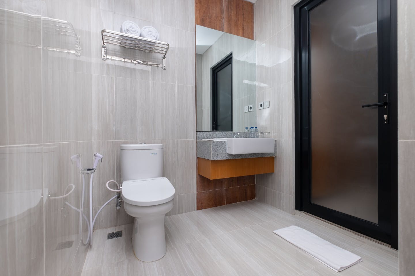 Superior Pool Side - Modern Coliving Oasis for Nomads in Vibrant Denpasar, Bali - Gallery - 2