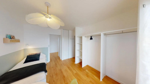 Inviting single bedroom with balcony in a 4-bedroom apartment close to Garibaldi metro station