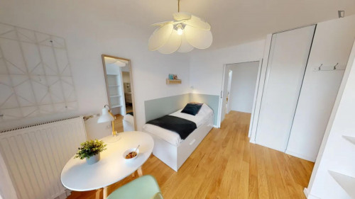 Inviting single bedroom with balcony in a 4-bedroom apartment close to Garibaldi metro station