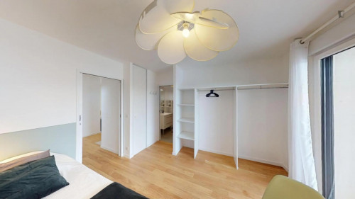 Inviting single bedroom with balcony in a 4-bedroom apartment close to Garibaldi metro station