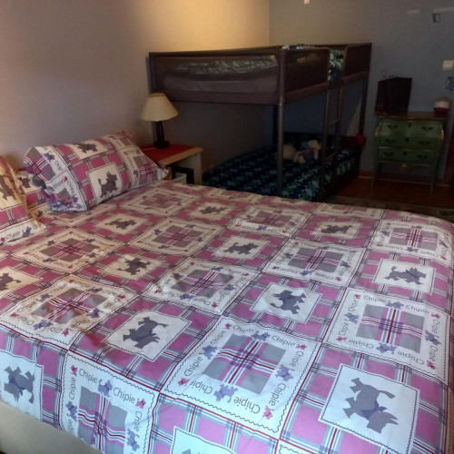 Comfy twin bedroom with a private bathroom in Prior Velho