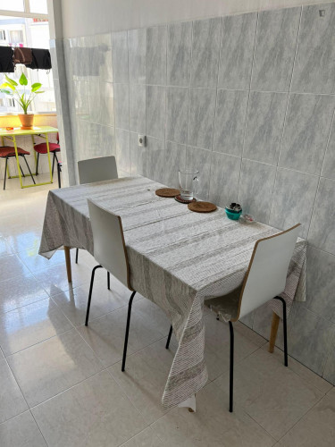 Sunny single bedroom in a 4-bedroom flat