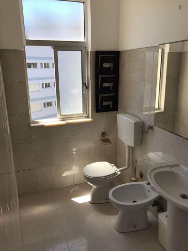 Sunny single bedroom in a 4-bedroom flat - Gallery - 5