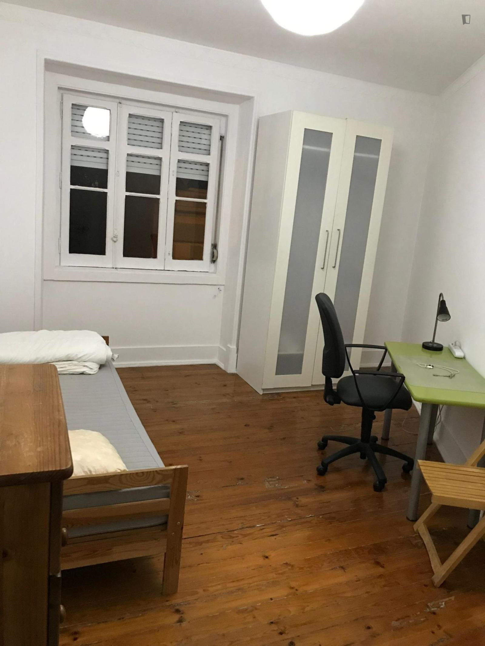 Sunny Single Bedroom In A 4-Bedroom Flat - 1