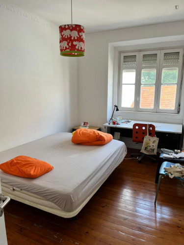 Cosy double bedroom next to LX Factory