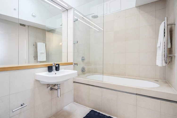 2-Bed Deluxe Apartment - Emerald St Apartments - Gallery - 4