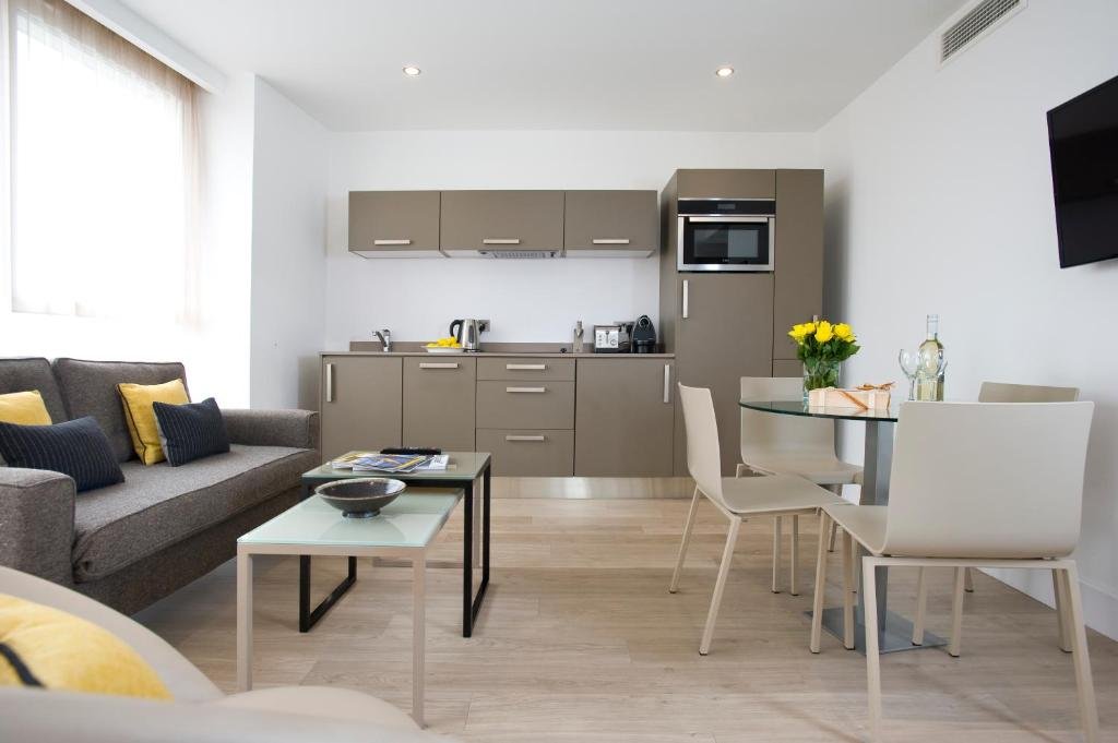 Deluxe 2 Bed - 1