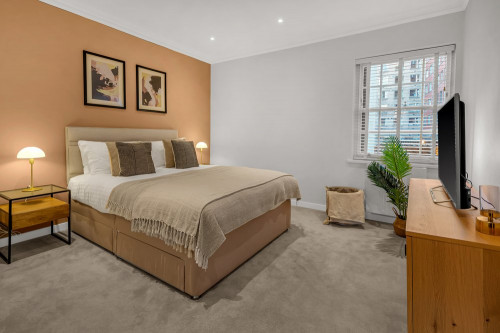 Queen Square - Gallery - 27
