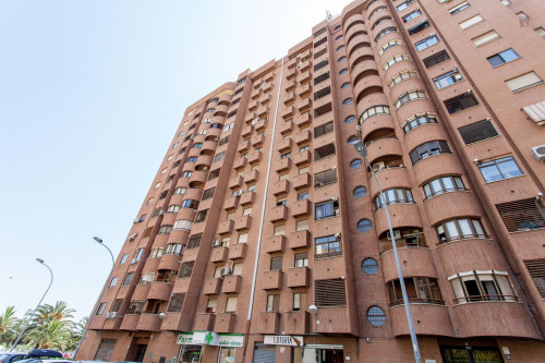 Bright 3-bedroom flat near Ciutat Universitaria