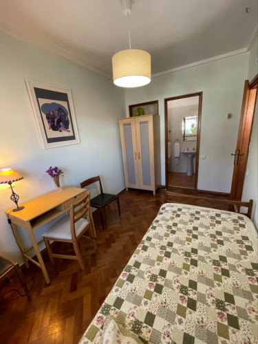 Cosy single ensuite bedroom in São Pedro do Estoril