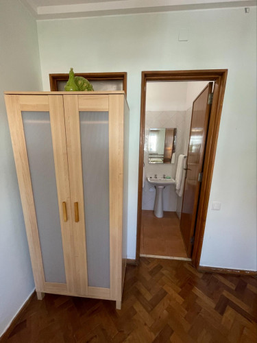 Cosy single ensuite bedroom in São Pedro do Estoril
