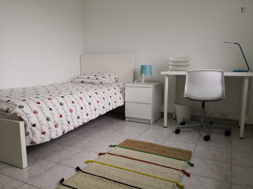 Single bedroom in 6-bedroom apartment