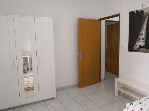 Single bedroom in 6-bedroom apartment