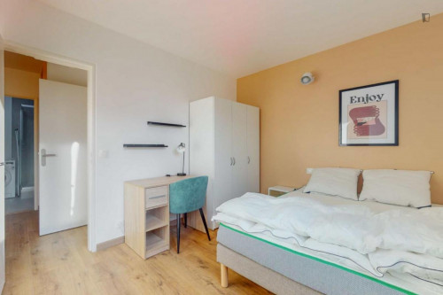 Cute double bedroom close to Les Agnettes metro station