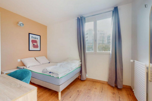Cute double bedroom close to Les Agnettes metro station