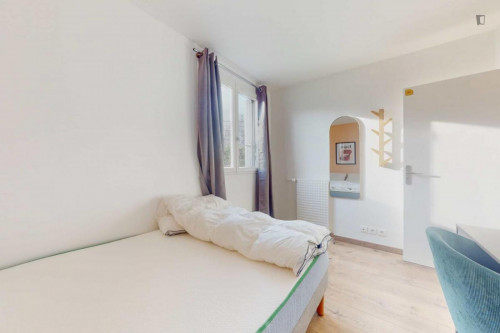 Cute double bedroom close to Les Agnettes metro station