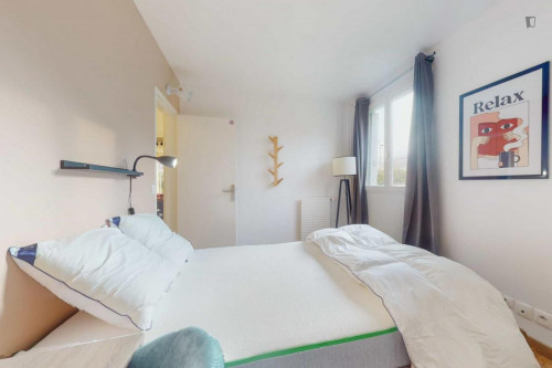 Cosy double bedroom close to Les Courtilles metro station
