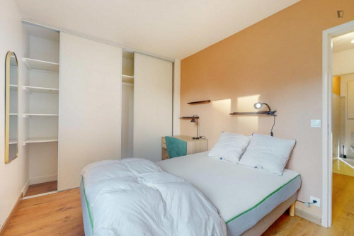 Cosy double bedroom close to Les Courtilles metro station