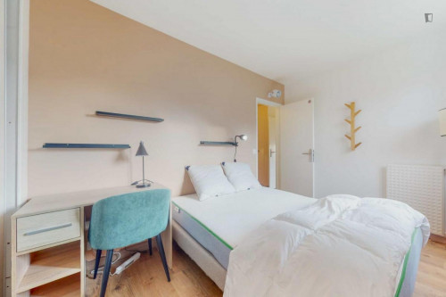 Cosy double bedroom close to Les Courtilles metro station