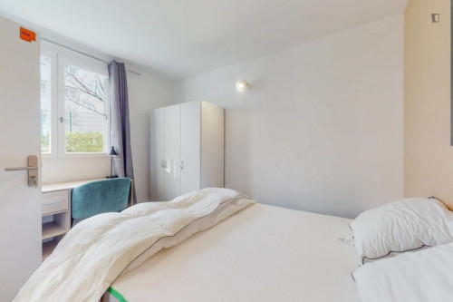Comfy double bedroom close to Conservatory of music