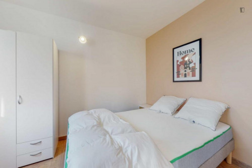 Comfy double bedroom close to Conservatory of music