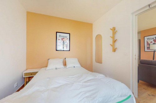 Comfy double bedroom close to Conservatory of music