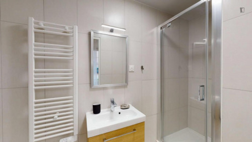 Alluring double ensuite bedroom in Issy-les-Moulineaux