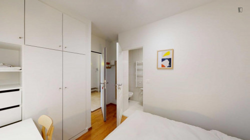 Alluring double ensuite bedroom in Issy-les-Moulineaux