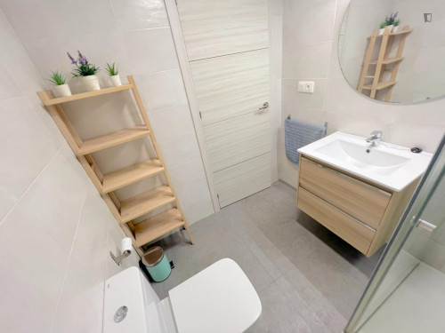 Comfy double bedroom in a renovated apartment close to Teatre La Plazeta - Gallery - 9