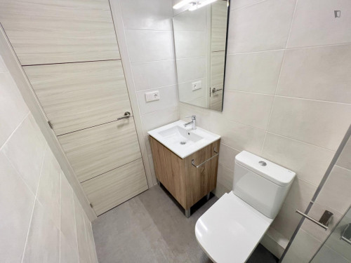 Comfy double bedroom in a renovated apartment close to Teatre La Plazeta - Gallery - 14