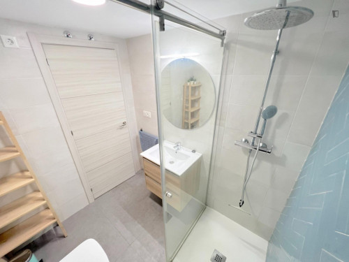 Comfy double bedroom in a renovated apartment close to Teatre La Plazeta