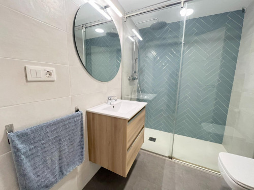 Comfy double bedroom in a renovated apartment close to Teatre La Plazeta - Gallery - 7