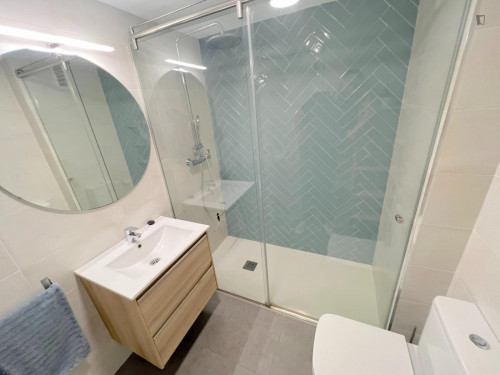 Comfy double bedroom in a renovated apartment close to Teatre La Plazeta  - Gallery -  5