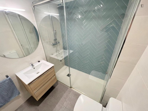 Comfy double bedroom in a renovated apartment close to Teatre La Plazeta