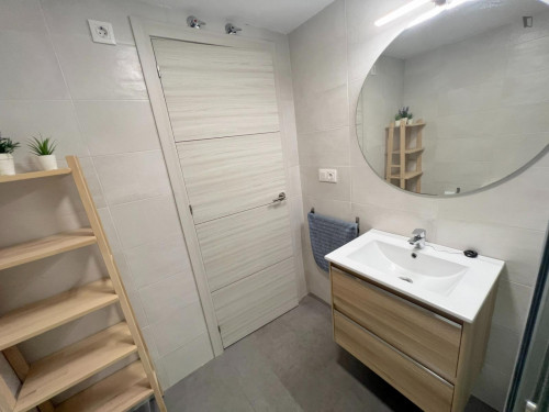 Comfy double bedroom in a renovated apartment close to Teatre La Plazeta - Gallery - 11