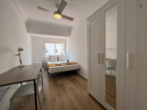 Cosy double bedroom close to Centre Comercial Arena Multiespai
