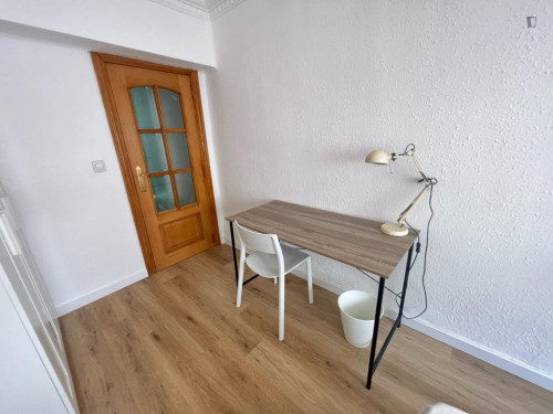 Cosy double bedroom close to Centre Comercial Arena Multiespai - Gallery - 5