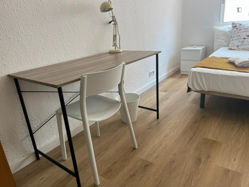 Cosy double bedroom close to Centre Comercial Arena Multiespai