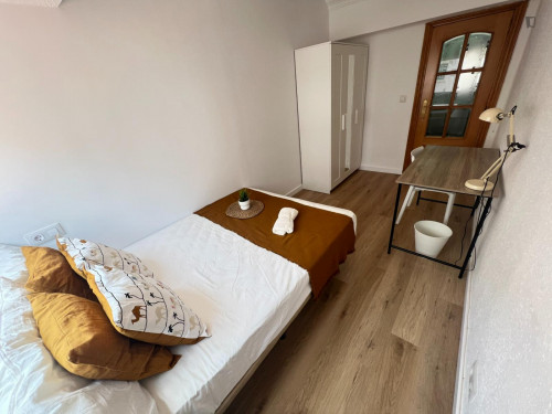 Cosy double bedroom close to Centre Comercial Arena Multiespai