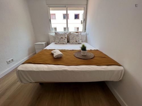 Cosy double bedroom close to Centre Comercial Arena Multiespai