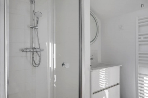 Comfy double ensuite bedroom next to Cormontaigne metro station