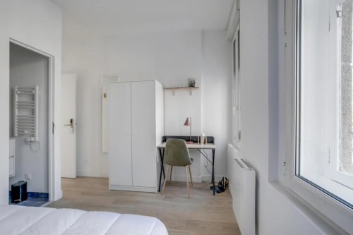 Comfy double ensuite bedroom next to Cormontaigne metro station