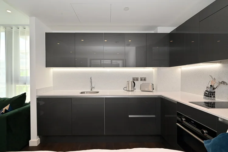  Studio Apartment  -  Royal Mint Street  - Gallery -  6