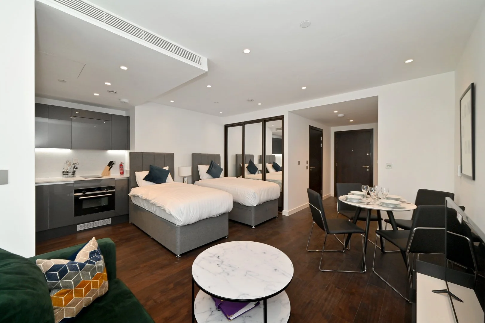 Studio Apartment - Royal Mint Street - Gallery - 1