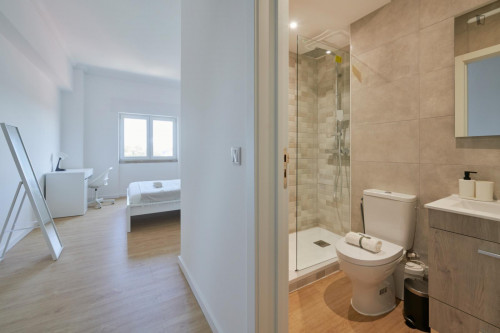 Sunny single ensuite bedroom next to Universidade Lusófona
