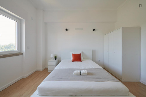 Sunny single ensuite bedroom next to Universidade Lusófona