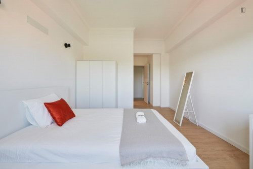 Sunny single ensuite bedroom next to Universidade Lusófona